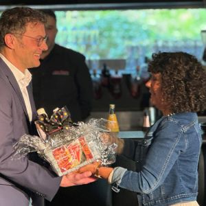 Carsten Höhler, der neue Leiter der Regionalen Diakonie Limburg-Weilburg, überreicht der bisherigen Leiterin, Irina Porada, einen Geschenkkorb.